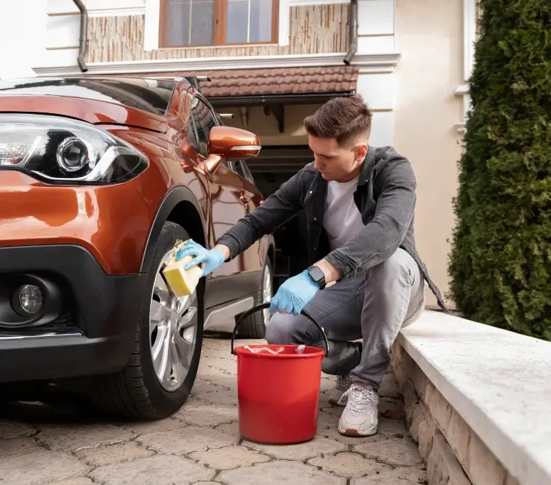 Lavage auto à domicile Bezouce : professionnel intervenant sur un véhicule